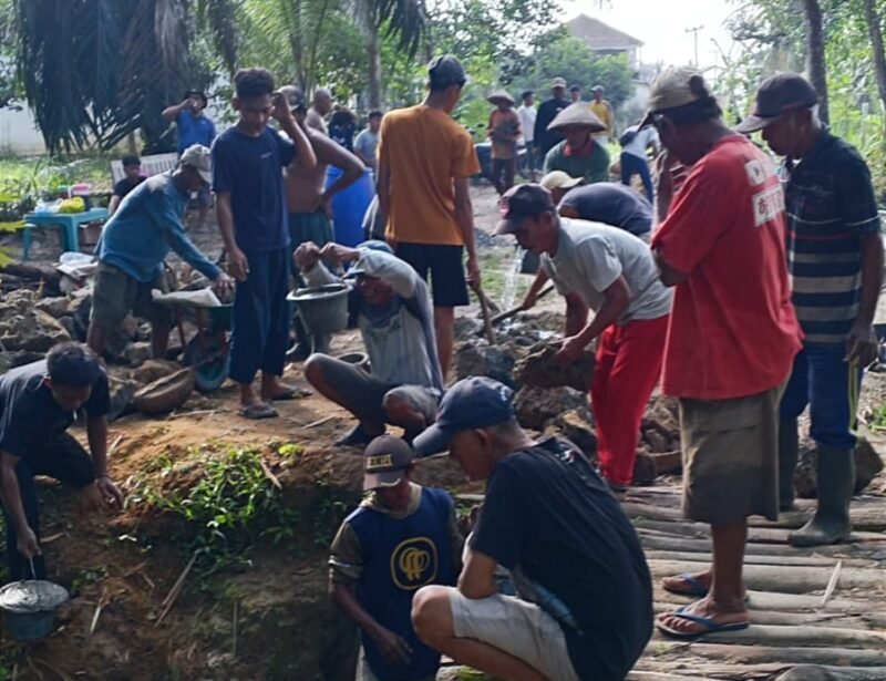 Puluhan warga saat bergotong royong memperbaiki jembatan./M. Jahri