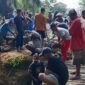 Puluhan warga saat bergotong royong memperbaiki jembatan./M. Jahri