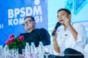 Staf Khusus Menteri Komunikasi dan Digital, Alfreno Kautsar, menyampaikan paparan terkait tingginya risiko anak di ruang digital dalam acara Literasi Digital Hari Pendidikan Nasional di Jakarta Pusat, Senin (25/5/2026)./Komdigi go id