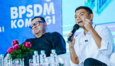 Staf Khusus Menteri Komunikasi dan Digital, Alfreno Kautsar, menyampaikan paparan terkait tingginya risiko anak di ruang digital dalam acara Literasi Digital Hari Pendidikan Nasional di Jakarta Pusat, Senin (25/5/2026)./Komdigi go id