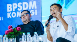 Staf Khusus Menteri Komunikasi dan Digital, Alfreno Kautsar, menyampaikan paparan terkait tingginya risiko anak di ruang digital dalam acara Literasi Digital Hari Pendidikan Nasional di Jakarta Pusat, Senin (25/5/2026)./Komdigi go id