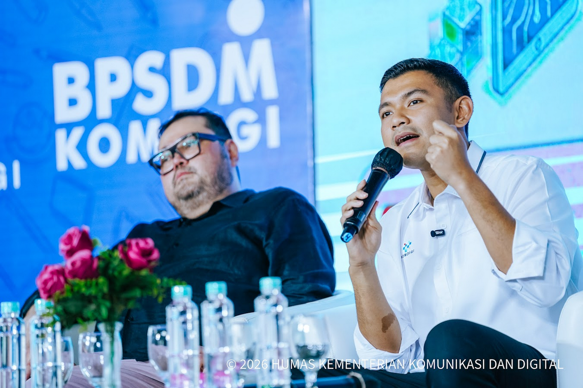 Staf Khusus Menteri Komunikasi dan Digital, Alfreno Kautsar, menyampaikan paparan terkait tingginya risiko anak di ruang digital dalam acara Literasi Digital Hari Pendidikan Nasional di Jakarta Pusat, Senin (25/5/2026)./Komdigi go id