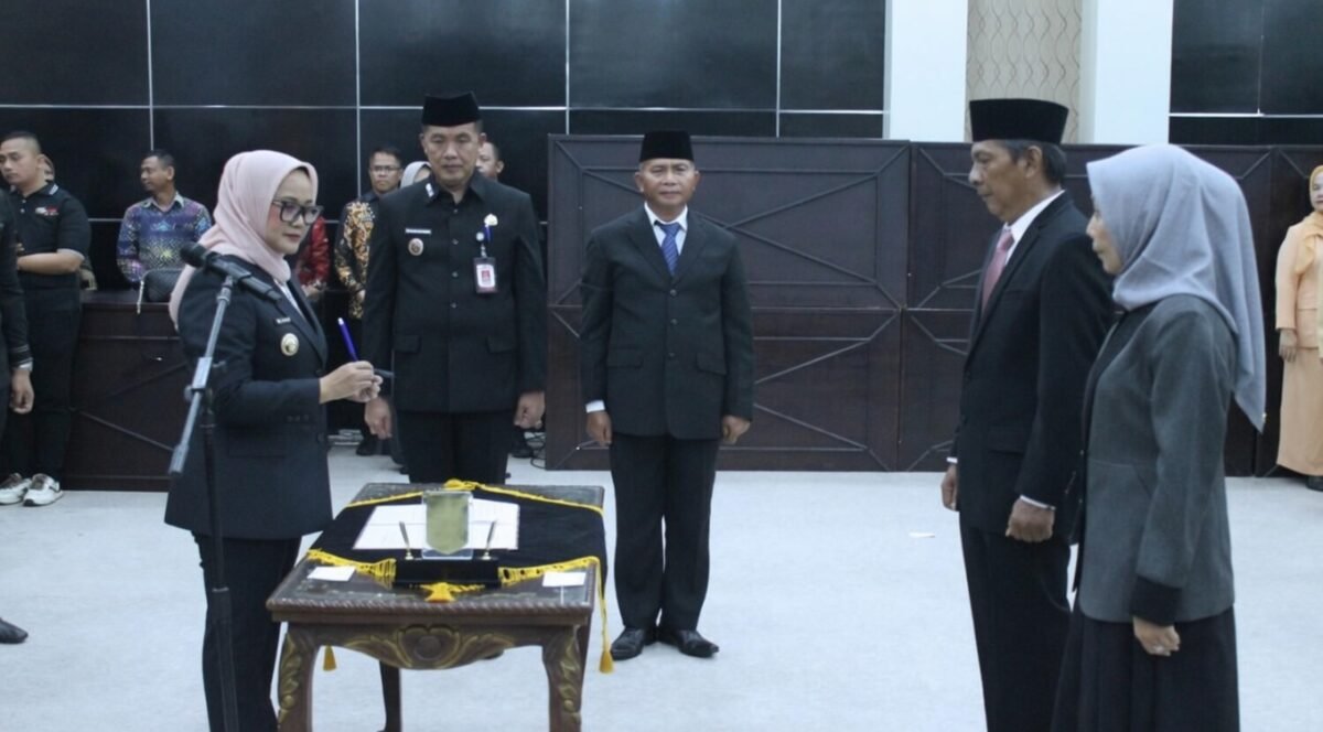 Bupati Lampung Timur Ela Siti Nuryamah saat memimpin prosesi pelantikan dan pengambilan sumpah jabatan pejabat pimpinan tinggi pratama (eselon II) di Aula Utama Setdakab Lampung Timur, Jumat (29/5/2026)./Agus S