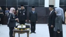 Bupati Lampung Timur Ela Siti Nuryamah saat memimpin prosesi pelantikan dan pengambilan sumpah jabatan pejabat pimpinan tinggi pratama (eselon II) di Aula Utama Setdakab Lampung Timur, Jumat (29/5/2026)./Agus S