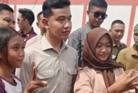 Wapres Gibran, disela kunjungan menyempatkan diri ber-swafoto bersama pelajar./Afandi