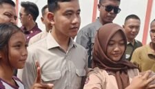 Wapres Gibran, disela kunjungan menyempatkan diri ber-swafoto bersama pelajar./Afandi