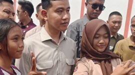 Wapres Gibran, disela kunjungan menyempatkan diri ber-swafoto bersama pelajar./Afandi