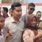 Wapres Gibran, disela kunjungan menyempatkan diri ber-swafoto bersama pelajar./Afandi