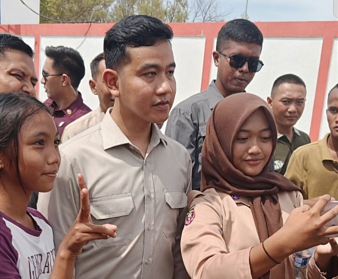 Wapres Gibran, disela kunjungan menyempatkan diri ber-swafoto bersama pelajar./Afandi