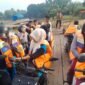 Para pelajar yang menyeberangi sungai Way Bungur mengenakan pelampung dengan didampingi polisi./Ist