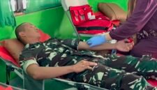 Seorang prajurit Yonif TP 943/Darah Putih Cakti mengikuti kegiatan donor darah yang digelar bersama masyarakat di Gedung SMKS PRI I Transpram II, Kecamatan Labuhanratu, Lampung Timur, Minggu (14/6/2026). Kegiatan sosial ini bertujuan membantu ketersediaan stok darah sekaligus mempererat kepedulian dan solidaritas antara TNI dan masyarakat. (Foto: Agus Susanto)
