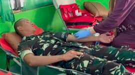 Seorang prajurit Yonif TP 943/Darah Putih Cakti mengikuti kegiatan donor darah yang digelar bersama masyarakat di Gedung SMKS PRI I Transpram II, Kecamatan Labuhanratu, Lampung Timur, Minggu (14/6/2026). Kegiatan sosial ini bertujuan membantu ketersediaan stok darah sekaligus mempererat kepedulian dan solidaritas antara TNI dan masyarakat. (Foto: Agus Susanto)