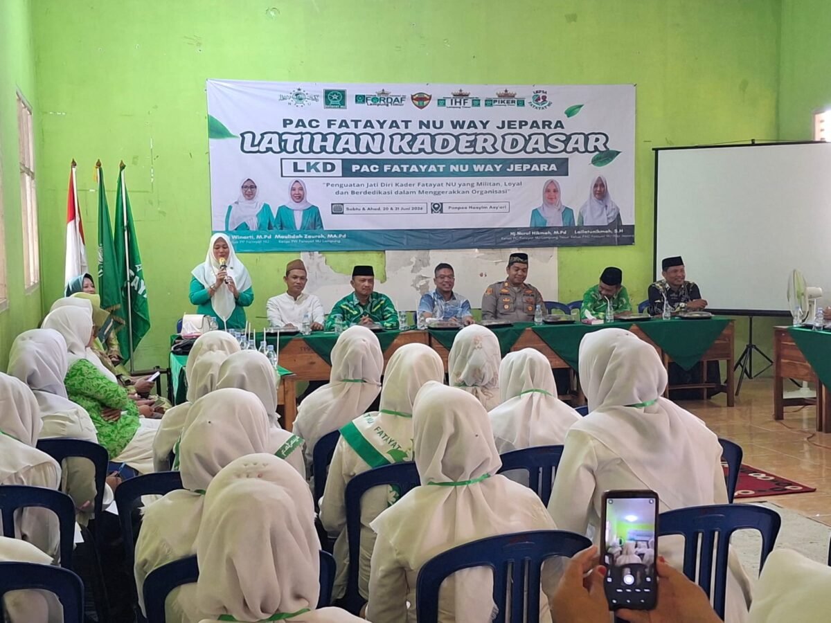 Sekertaris PC Fatayat NU Lampung Timur Rida Rotul Alyah buka pelaksanaan LKD Fatayat NU di Way Jepara./Agus S