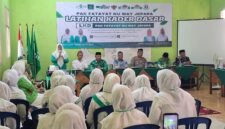 Sekertaris PC Fatayat NU Lampung Timur Rida Rotul Alyah buka pelaksanaan LKD Fatayat NU di Way Jepara./Agus S