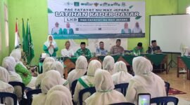 Sekertaris PC Fatayat NU Lampung Timur Rida Rotul Alyah buka pelaksanaan LKD Fatayat NU di Way Jepara./Agus S