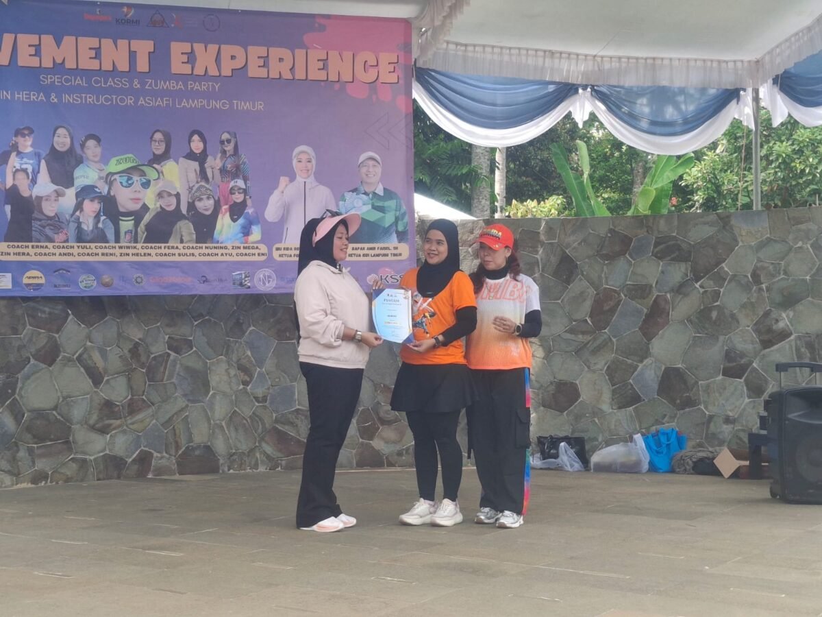 Ketua Gymnastik Lampung Timur Rida Rotul Alyah beri piagam aecafa simbolis kepada peserta zumba./Agus S