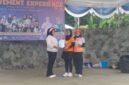 Ketua Gymnastik Lampung Timur Rida Rotul Alyah beri piagam aecafa simbolis kepada peserta zumba./Agus S