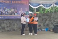 Ketua Gymnastik Lampung Timur Rida Rotul Alyah beri piagam aecafa simbolis kepada peserta zumba./Agus S