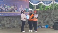 Ketua Gymnastik Lampung Timur Rida Rotul Alyah beri piagam aecafa simbolis kepada peserta zumba./Agus S