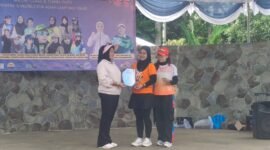 Ketua Gymnastik Lampung Timur Rida Rotul Alyah beri piagam aecafa simbolis kepada peserta zumba./Agus S