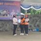 Ketua Gymnastik Lampung Timur Rida Rotul Alyah beri piagam aecafa simbolis kepada peserta zumba./Agus S