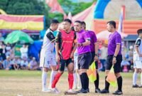 Kapten Mataram Baru FC, Nurul Huda (jersey merah), saat mengikuti laga melawan tim asal Desa Sribhawono pada Turnamen HUT Desa Sribhawono 2025. (Dok. Official Mataram Baru FC)