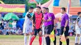 Kapten Mataram Baru FC, Nurul Huda (jersey merah), saat mengikuti laga melawan tim asal Desa Sribhawono pada Turnamen HUT Desa Sribhawono 2025. (Dok. Official Mataram Baru FC)