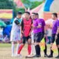 Kapten Mataram Baru FC, Nurul Huda (jersey merah), saat mengikuti laga melawan tim asal Desa Sribhawono pada Turnamen HUT Desa Sribhawono 2025. (Dok. Official Mataram Baru FC)