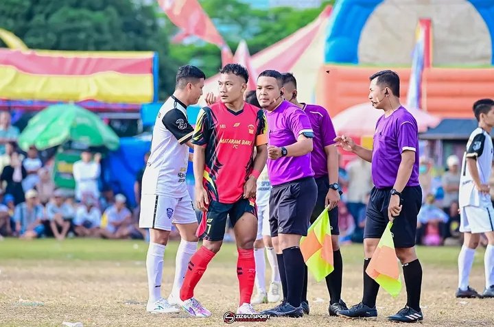 Kapten Mataram Baru FC, Nurul Huda (jersey merah), saat mengikuti laga melawan tim asal Desa Sribhawono pada Turnamen HUT Desa Sribhawono 2025. (Dok. Official Mataram Baru FC)