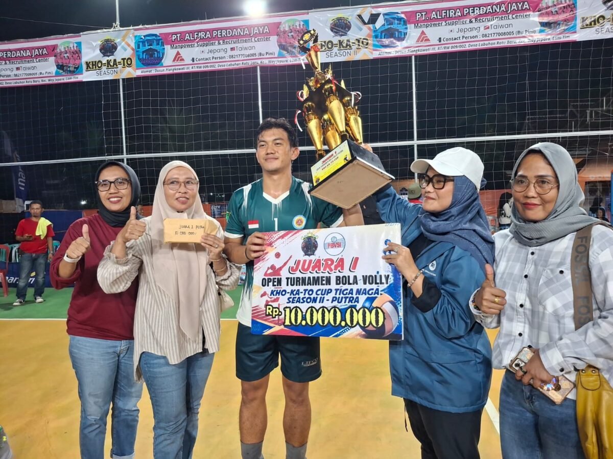 Bupati Lampung Timur Ela Siti Nuryamah serahkan piala juara 1 yang di menangkan klub dari Desa Rajabasa Lama, Kecamatan Labuhanratu./Agus S