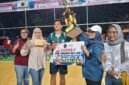 Bupati Lampung Timur Ela Siti Nuryamah serahkan piala juara 1 yang di menangkan klub dari Desa Rajabasa Lama, Kecamatan Labuhanratu./Agus S