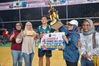 Bupati Lampung Timur Ela Siti Nuryamah serahkan piala juara 1 yang di menangkan klub dari Desa Rajabasa Lama, Kecamatan Labuhanratu./Agus S