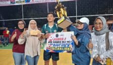 Bupati Lampung Timur Ela Siti Nuryamah serahkan piala juara 1 yang di menangkan klub dari Desa Rajabasa Lama, Kecamatan Labuhanratu./Agus S