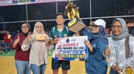 Bupati Lampung Timur Ela Siti Nuryamah serahkan piala juara 1 yang di menangkan klub dari Desa Rajabasa Lama, Kecamatan Labuhanratu./Agus S