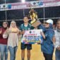 Bupati Lampung Timur Ela Siti Nuryamah serahkan piala juara 1 yang di menangkan klub dari Desa Rajabasa Lama, Kecamatan Labuhanratu./Agus S