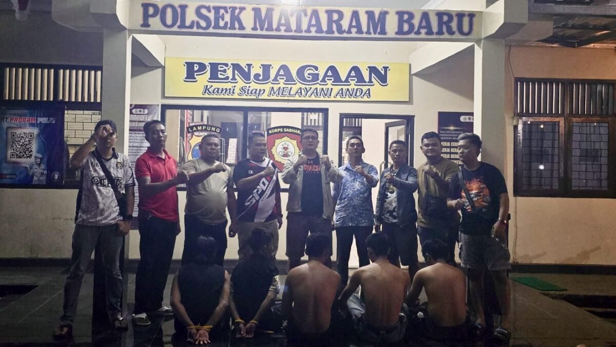 Delapan terduga pelaku pemerasan dengan modus open BO melalui aplikasi MiChat diamankan Tim Tekab 308 Polres Lampung Timur bersama Tekab 308 Polsek Mataram Baru di Mapolsek Mataram Baru, Senin (27/7/2026). (Foto: Ist)