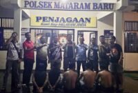 Delapan terduga pelaku pemerasan dengan modus open BO melalui aplikasi MiChat diamankan Tim Tekab 308 Polres Lampung Timur bersama Tekab 308 Polsek Mataram Baru di Mapolsek Mataram Baru, Senin (27/7/2026). (Foto: Ist)