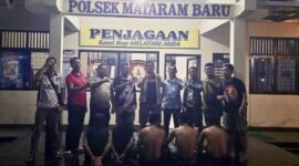 Delapan terduga pelaku pemerasan dengan modus open BO melalui aplikasi MiChat diamankan Tim Tekab 308 Polres Lampung Timur bersama Tekab 308 Polsek Mataram Baru di Mapolsek Mataram Baru, Senin (27/7/2026). (Foto: Ist)