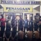 Delapan terduga pelaku pemerasan dengan modus open BO melalui aplikasi MiChat diamankan Tim Tekab 308 Polres Lampung Timur bersama Tekab 308 Polsek Mataram Baru di Mapolsek Mataram Baru, Senin (27/7/2026). (Foto: Ist)