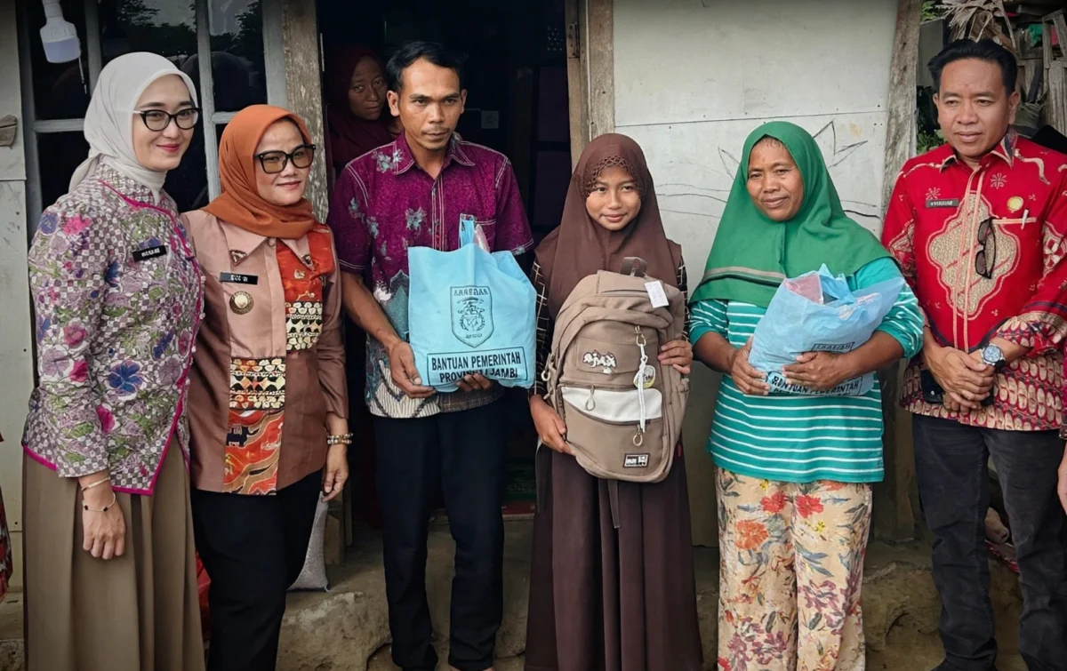 Wagub Lampung dan Bupati Lampung Timur menyerahkan bantuan sosial serta perlengkapan sekolah kepada Adelia Putri, calon siswi Sekolah Rakyat, saat kunjungan di Desa Rantau Jaya Udik II, Sukadana, Lampung Timur. (Dok: Agus S)