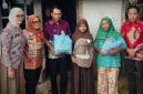 Wagub Lampung dan Bupati Lampung Timur menyerahkan bantuan sosial serta perlengkapan sekolah kepada Adelia Putri, calon siswi Sekolah Rakyat, saat kunjungan di Desa Rantau Jaya Udik II, Sukadana, Lampung Timur. (Dok: Agus S)