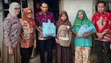 Wagub Lampung dan Bupati Lampung Timur menyerahkan bantuan sosial serta perlengkapan sekolah kepada Adelia Putri, calon siswi Sekolah Rakyat, saat kunjungan di Desa Rantau Jaya Udik II, Sukadana, Lampung Timur. (Dok: Agus S)