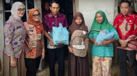 Wagub Lampung dan Bupati Lampung Timur menyerahkan bantuan sosial serta perlengkapan sekolah kepada Adelia Putri, calon siswi Sekolah Rakyat, saat kunjungan di Desa Rantau Jaya Udik II, Sukadana, Lampung Timur. (Dok: Agus S)