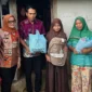 Wagub Lampung dan Bupati Lampung Timur menyerahkan bantuan sosial serta perlengkapan sekolah kepada Adelia Putri, calon siswi Sekolah Rakyat, saat kunjungan di Desa Rantau Jaya Udik II, Sukadana, Lampung Timur. (Dok: Agus S)