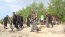 Personel TNI, Polri, Pramuka, mahasiswa, dan masyarakat bergotong royong membersihkan sampah di kawasan Pantai Mutiara Baru, Kecamatan Labuhan Maringgai, Lampung Timur, Jumat (10/7/2027). Kegiatan tersebut merupakan bagian dari Program Gerakan Radin Inten Asri yang digelar serentak sebagai upaya menjaga kebersihan dan kelestarian lingkungan pesisir. (Dok: Agus S)