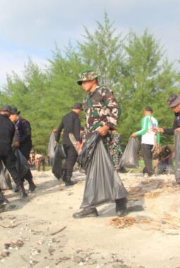 Kodim 0429 Lamtim Bersihkan Pantai Mutiara Baru, Gerakan Digelar Serentak