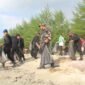Personel TNI, Polri, Pramuka, mahasiswa, dan masyarakat bergotong royong membersihkan sampah di kawasan Pantai Mutiara Baru, Kecamatan Labuhan Maringgai, Lampung Timur, Jumat (10/7/2027). Kegiatan tersebut merupakan bagian dari Program Gerakan Radin Inten Asri yang digelar serentak sebagai upaya menjaga kebersihan dan kelestarian lingkungan pesisir. (Dok: Agus S)