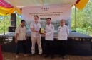 Keterangan Foto:Perwakilan PT Olam Food Ingredients (OFI) bersama Pemerintah Provinsi Lampung menyerahkan cendera mata usai peluncuran Program Inisiasi Regeneratif MUK–Restorasi Lanskap Perhutanan Sosial di Desa Sri Josari, Kecamatan Way Jepara, Lampung Timur, Rabu (15/7/2026). Program ini bertujuan memperkuat konservasi hutan melalui perhutanan sosial dan pengembangan agroforestri berkelanjutan. (Foto: Agus S)