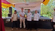Keterangan Foto:Perwakilan PT Olam Food Ingredients (OFI) bersama Pemerintah Provinsi Lampung menyerahkan cendera mata usai peluncuran Program Inisiasi Regeneratif MUK–Restorasi Lanskap Perhutanan Sosial di Desa Sri Josari, Kecamatan Way Jepara, Lampung Timur, Rabu (15/7/2026). Program ini bertujuan memperkuat konservasi hutan melalui perhutanan sosial dan pengembangan agroforestri berkelanjutan. (Foto: Agus S)