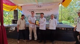 Keterangan Foto:Perwakilan PT Olam Food Ingredients (OFI) bersama Pemerintah Provinsi Lampung menyerahkan cendera mata usai peluncuran Program Inisiasi Regeneratif MUK–Restorasi Lanskap Perhutanan Sosial di Desa Sri Josari, Kecamatan Way Jepara, Lampung Timur, Rabu (15/7/2026). Program ini bertujuan memperkuat konservasi hutan melalui perhutanan sosial dan pengembangan agroforestri berkelanjutan. (Foto: Agus S)